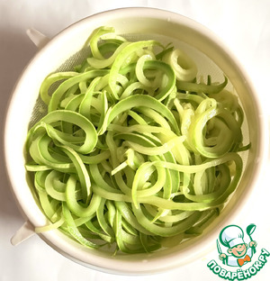 Спагетти из цуккини с курицей