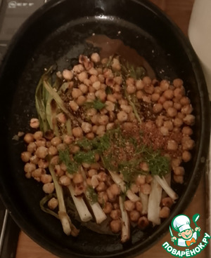 Зелёный лук с жареным чесноком, нутом
