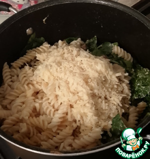 Фузилли с грибным соусом и шпинатом