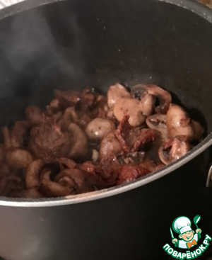 Фузилли с грибным соусом и шпинатом