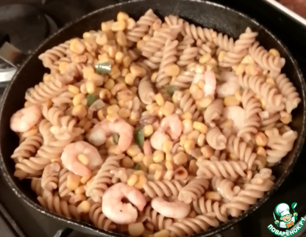 Фузилли с обжаренной кукурузой и креветками Фузилли с обжаренной кукурузой и креветками