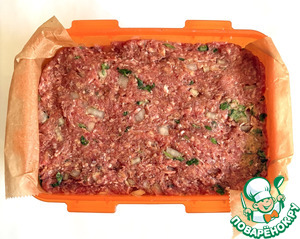 Мясной хлебец в окружении ломтиков картофеля