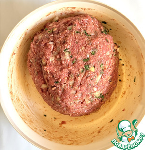 Мясной хлебец в окружении ломтиков картофеля