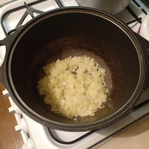 Мясо с фасолью в томатном соусе