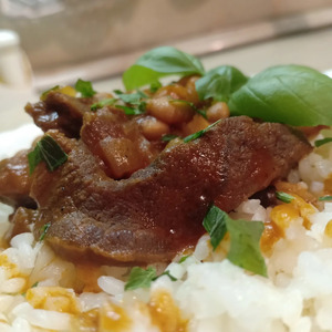 Мясо с фасолью в томатном соусе