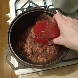 Мясо с фасолью в томатном соусе