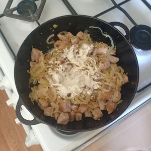 Мясо, тушеное со сметаной