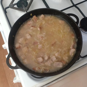 Мясо, тушеное со сметаной