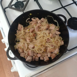 Мясо, тушеное со сметаной