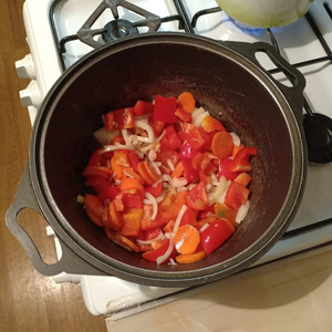 Свинина с фасолью и овощами